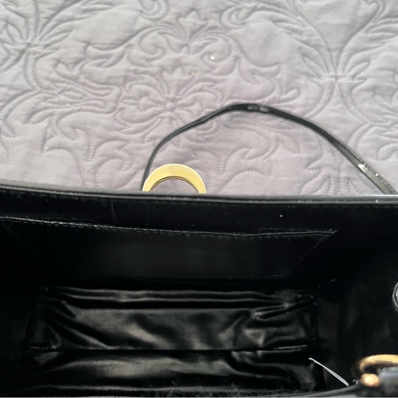Bechamel Black Shoulder Bag with Gold Hardware and Interchangeable Handles. - Picture 4 of 7